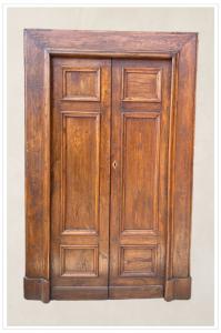 Porta antiga com moldura